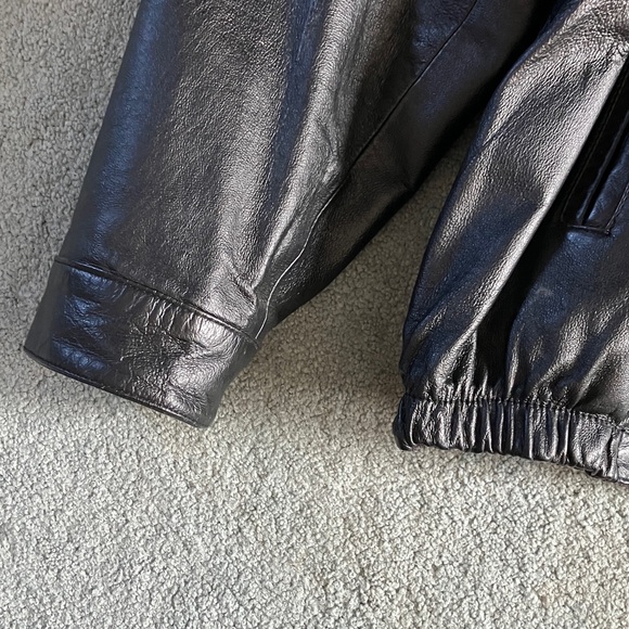 Men's Sleek Black Leather Bomber Jacket - Picture 2 of 13